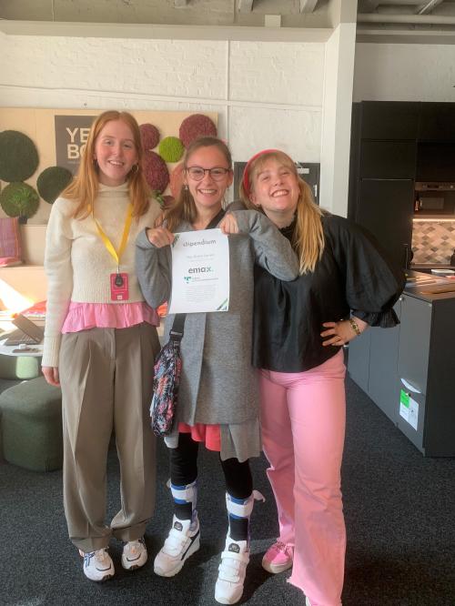Skolinspiratörerna Annie Wahlberg och Sarah Pettersson på Ung Företagsamhet gratulerar Alice till stipendiet.