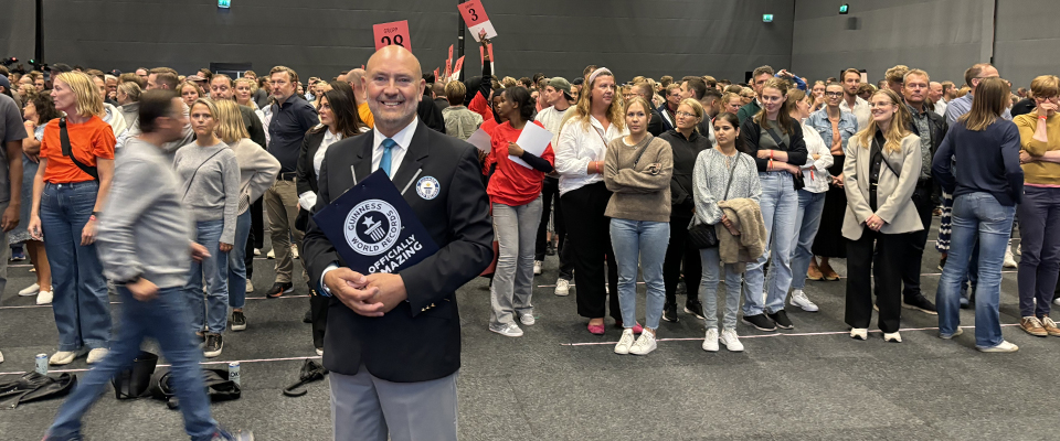 Tävlingsdomare Glenn Pollard från Guinness Word Records övervakade rekordförsöket och blev till sist nöjd med vad han såg.          